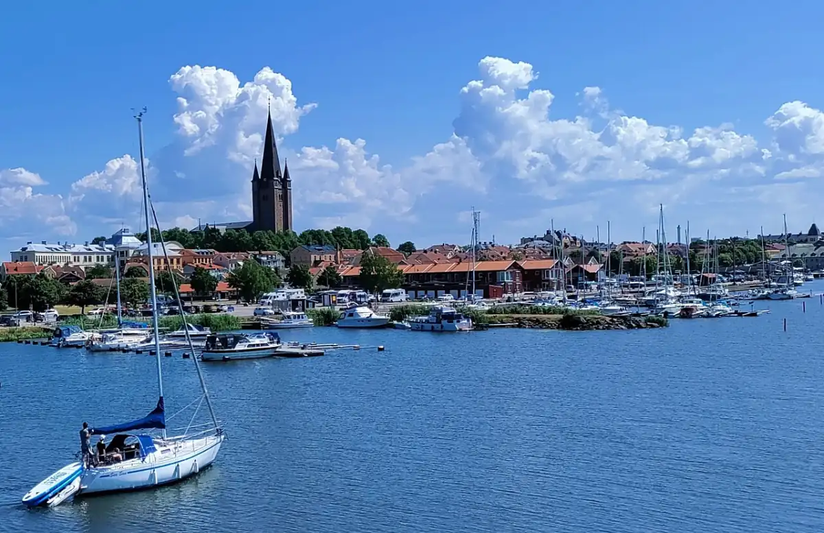 Småbåtshamn i Mariestad med stad och kyrktorn