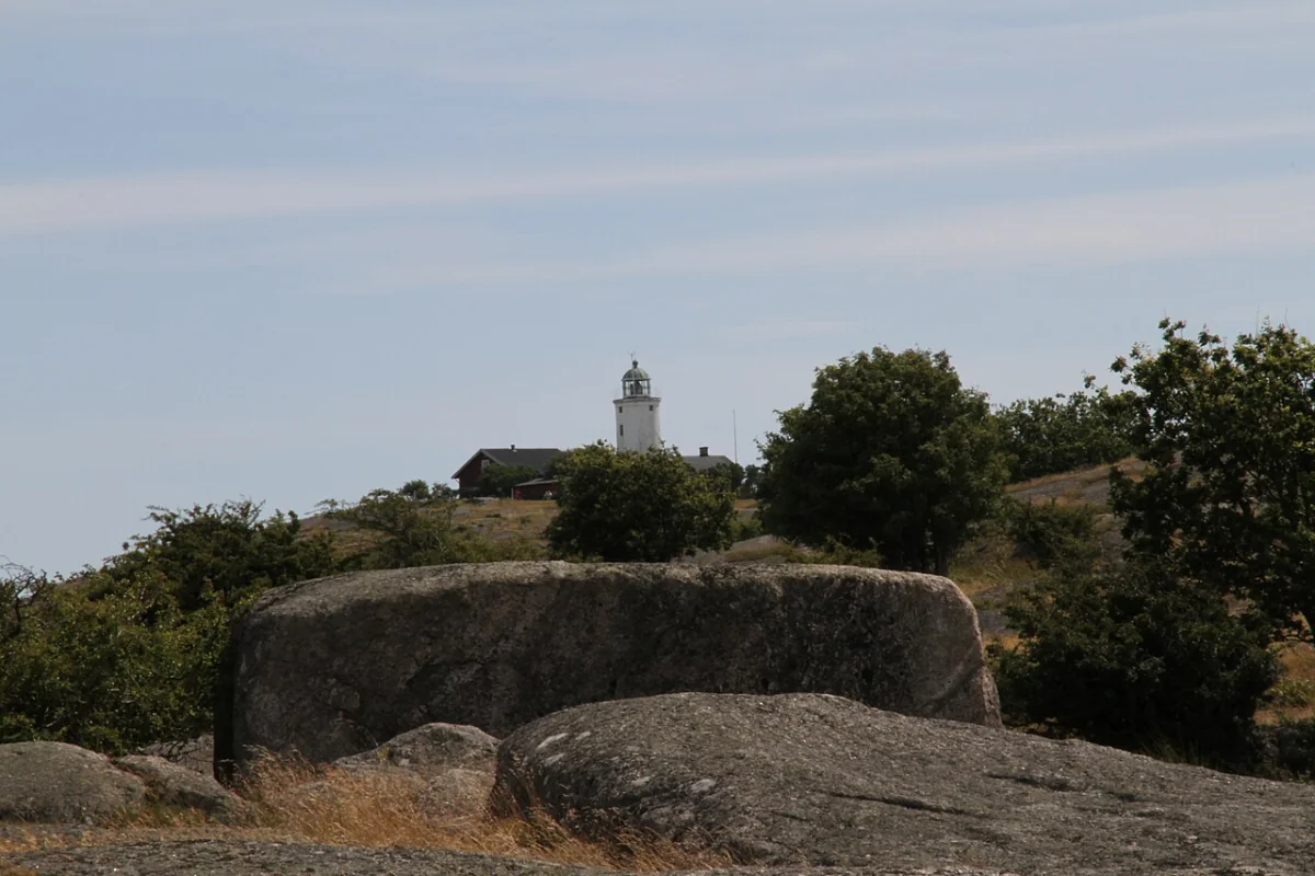Klippor i Mjällby med fyr i bakgrunden