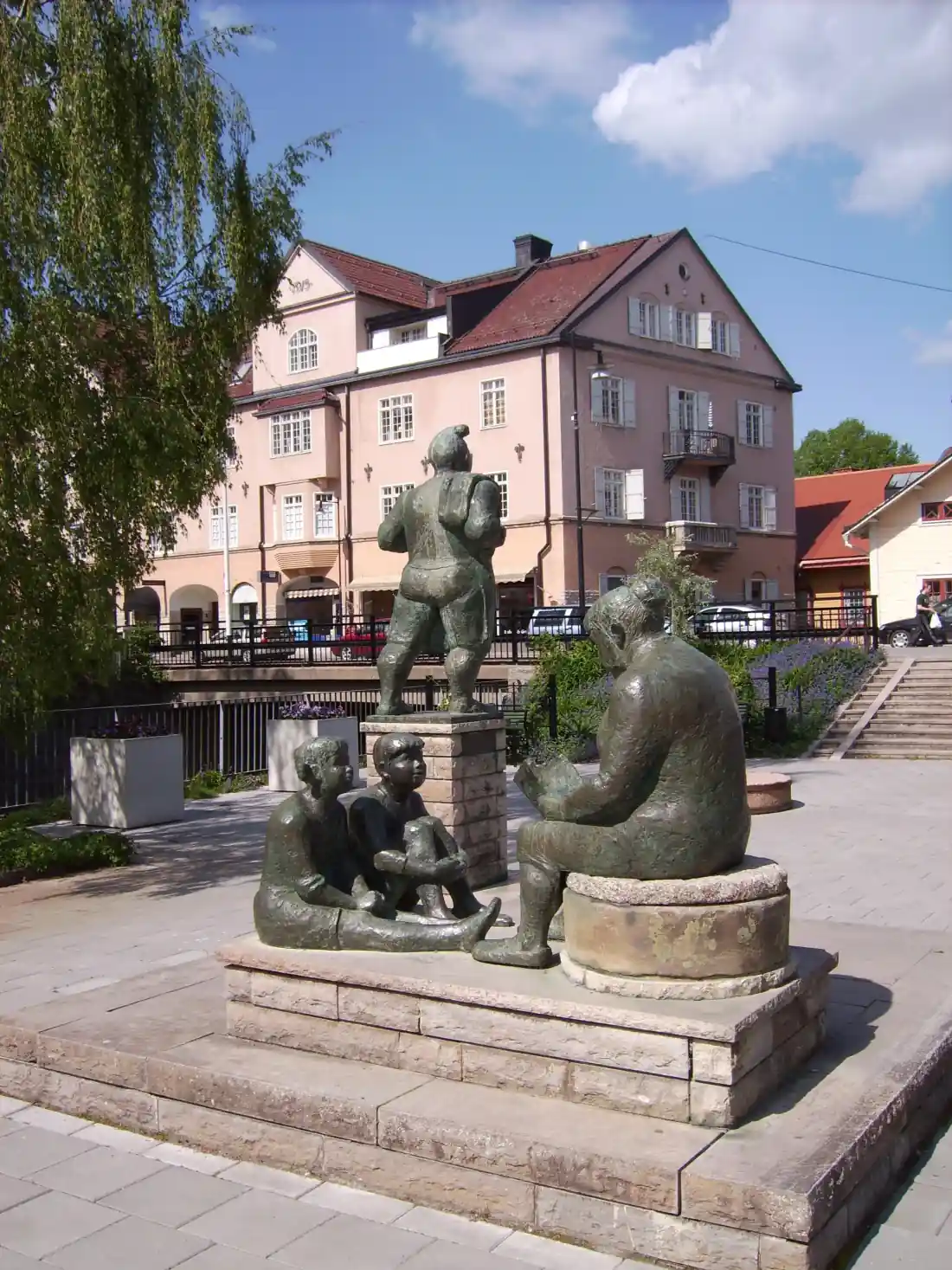 Skulptur och fontän i Mjölby med torgmiljö