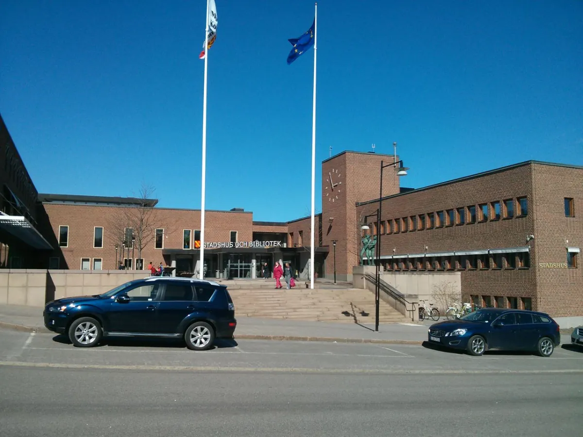 Offentlig byggnad i Mjölby vid bred gata