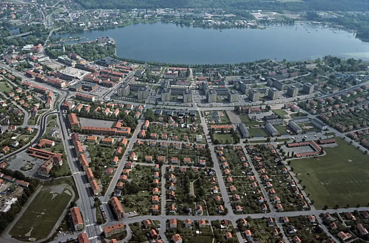 Flygvy över Motala med stad och Vättern