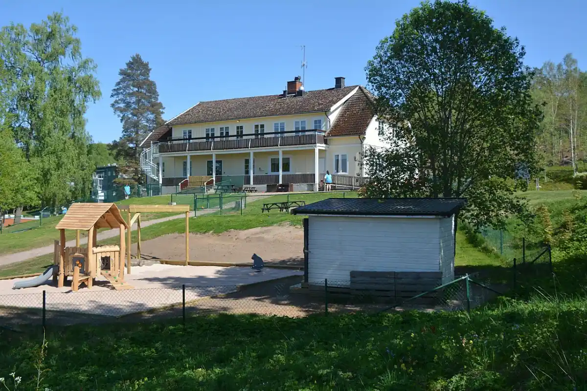 Grönområde i Mullsjö med hus och lekplats