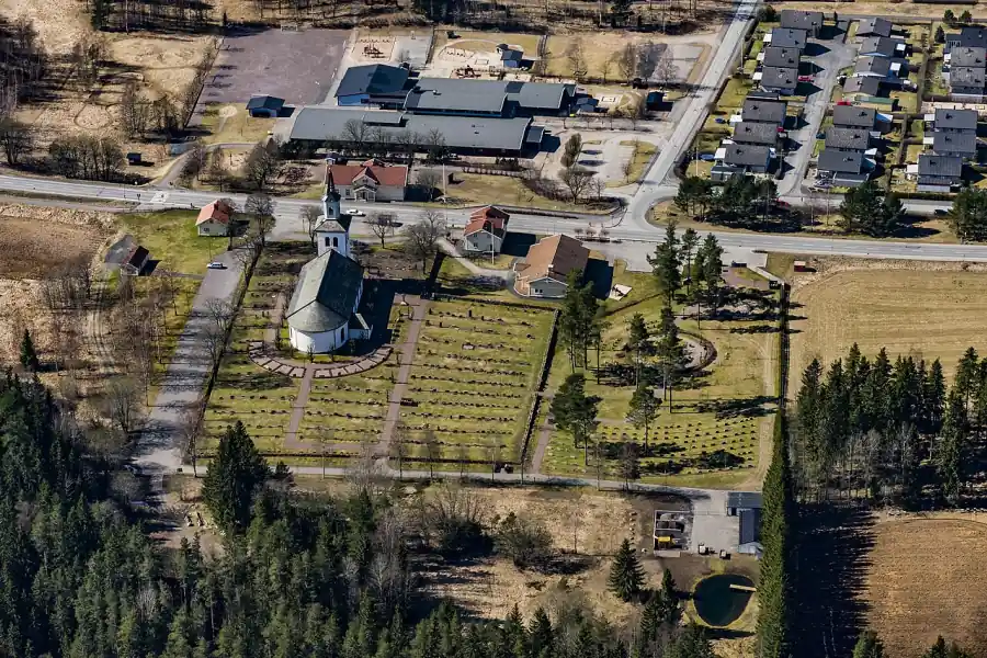 Flygvy över Månsarp med kyrka och omgivande mark