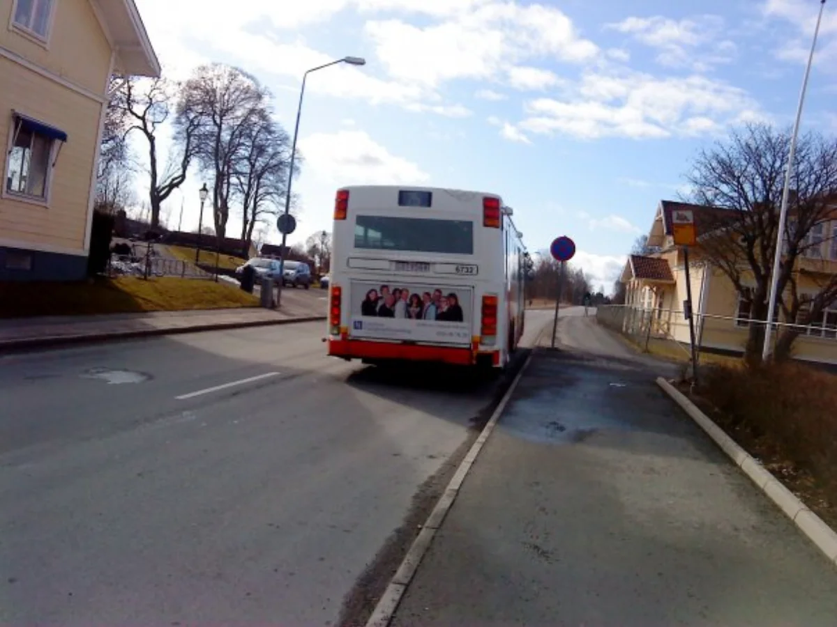 Gatumiljö i Månsarp med buss och trottoar
