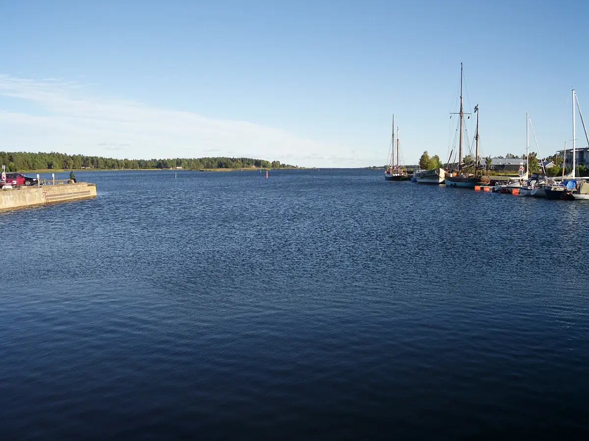 Småbåtshamn i Mönsterås med öppet vatten