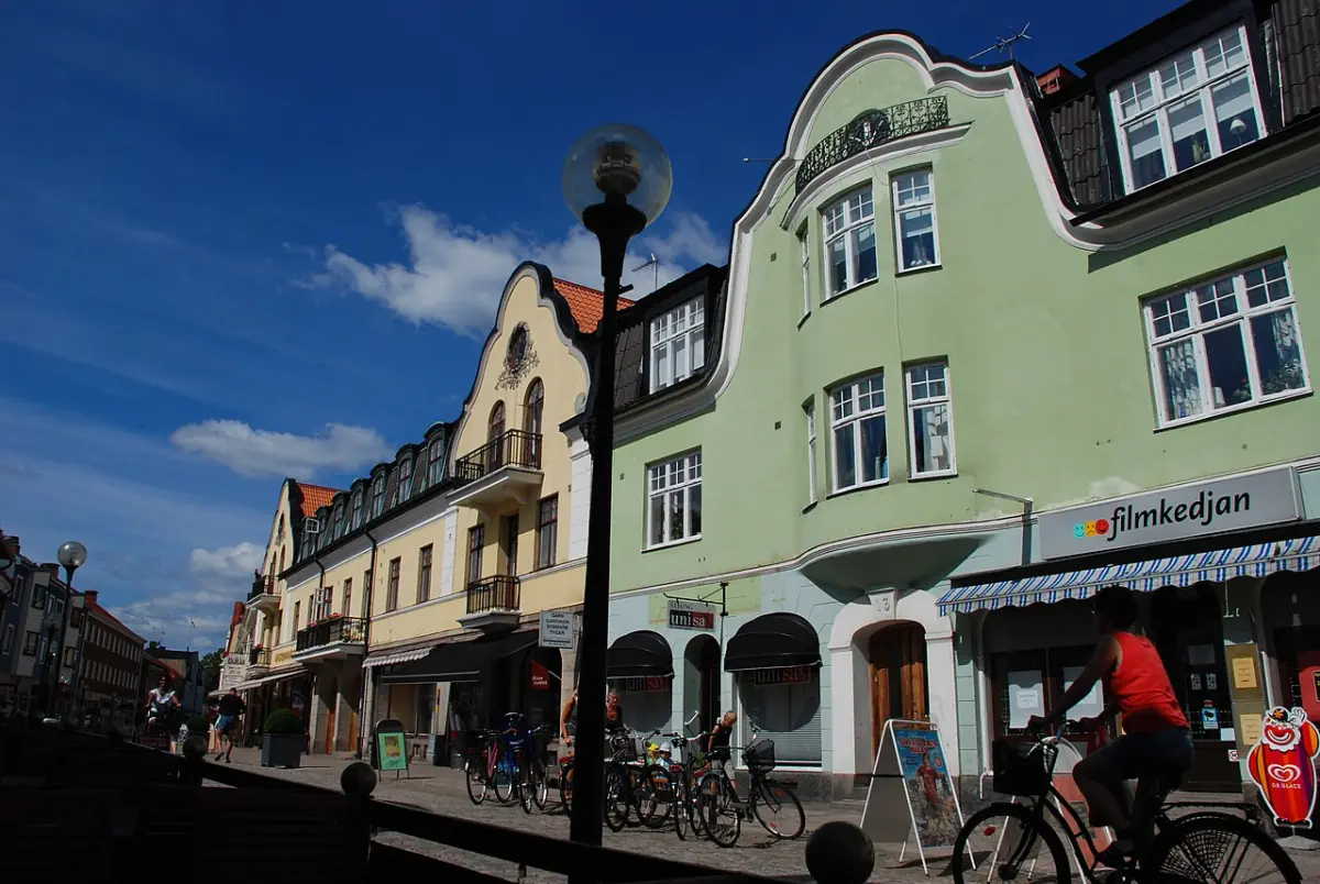 Centrumgata i Nybro med färgglada fasader och butiker
