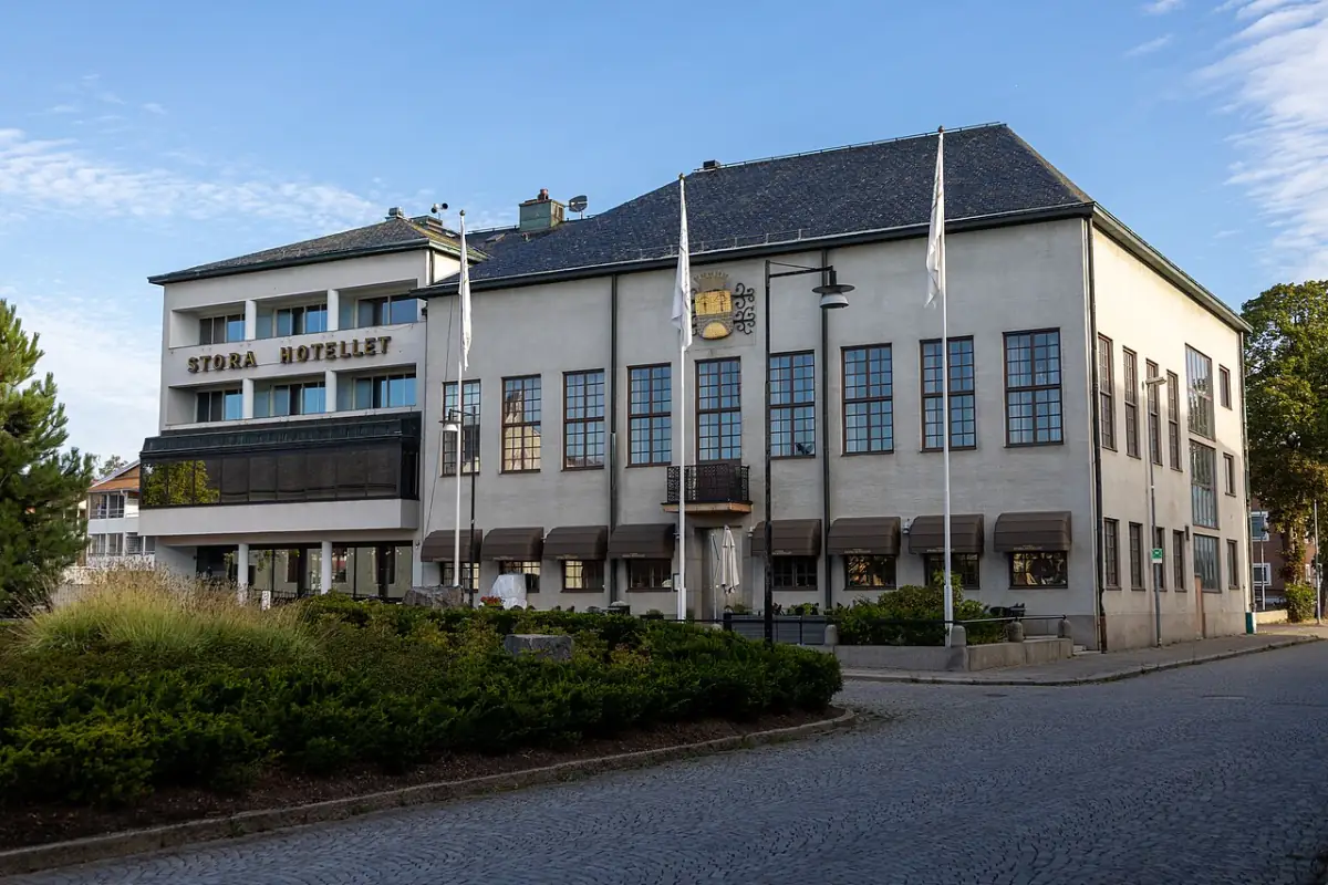 Hotellbyggnad i Nybro vid lugn stadsgata