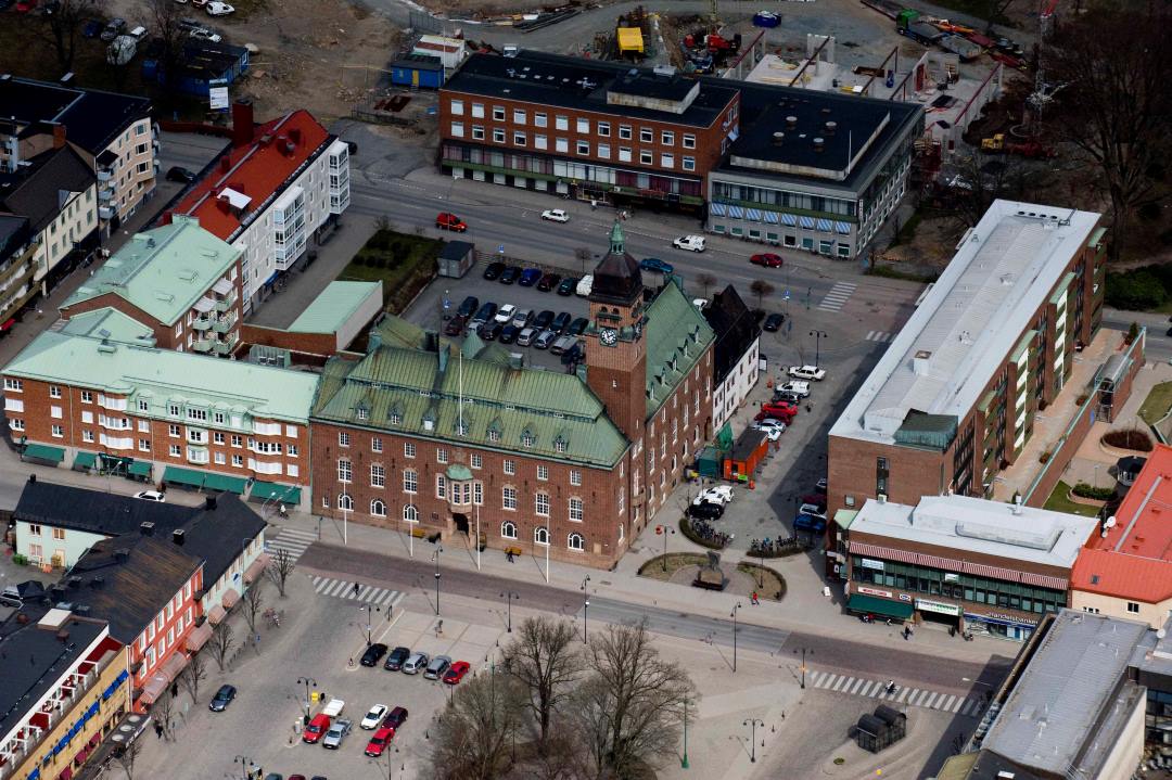 Flygbild över centrala Nässjö med stadshus, gator och byggnader