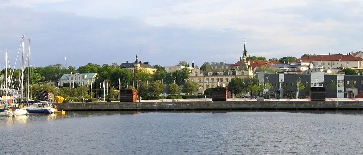 Vattenfront i Oskarshamn med stadshus och hamn