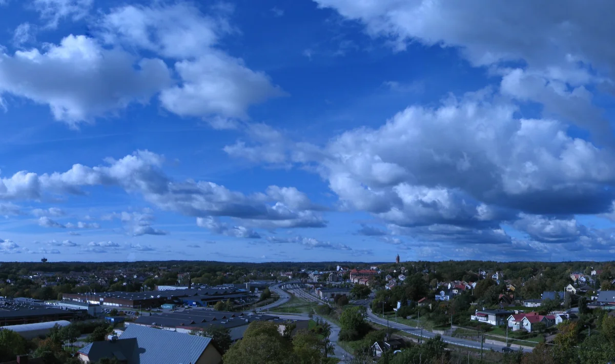 Utsikt över Ronneby med bebyggelse och vattendrag