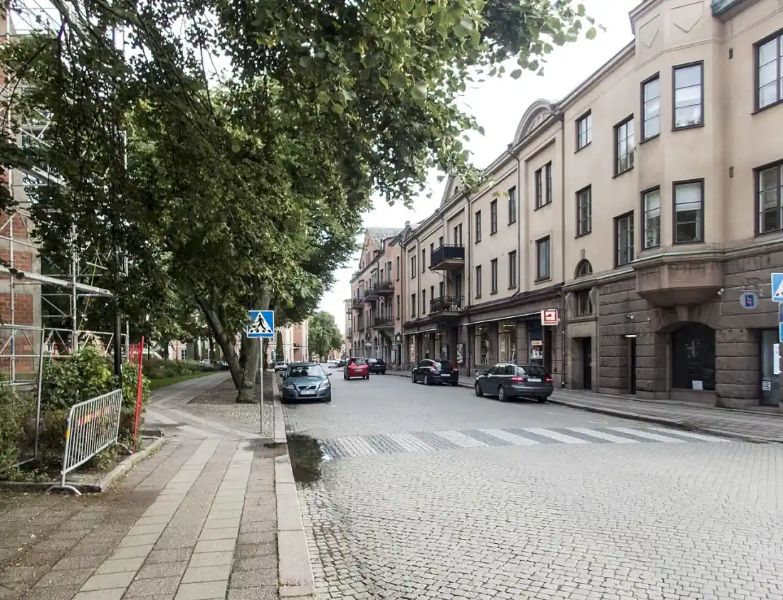 Stadsgata i Skara med fasader och trottoar