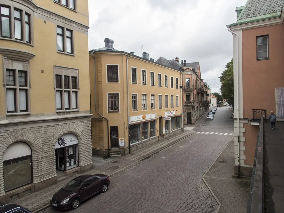 Kvartersgata i Skara sedd ovanifrån mellan hus