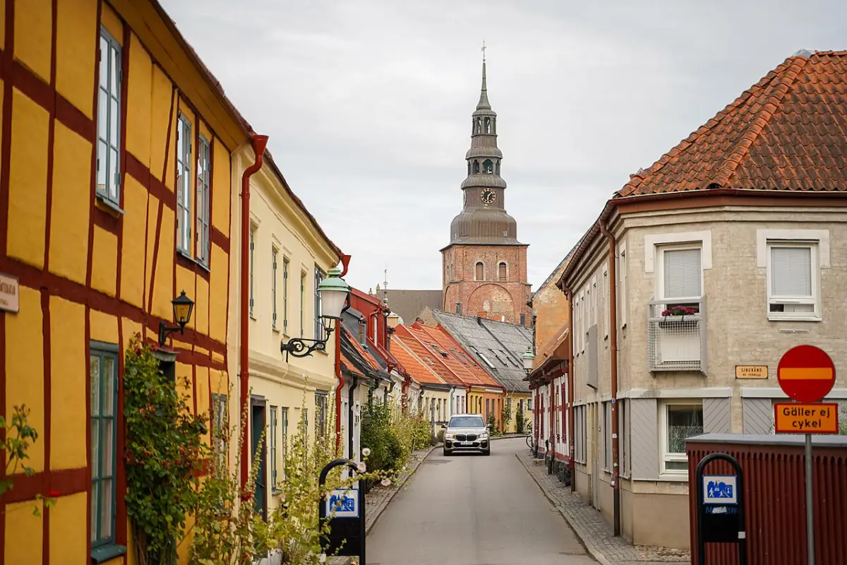 Skånsk stadsgata med kyrktorn och låga fasader