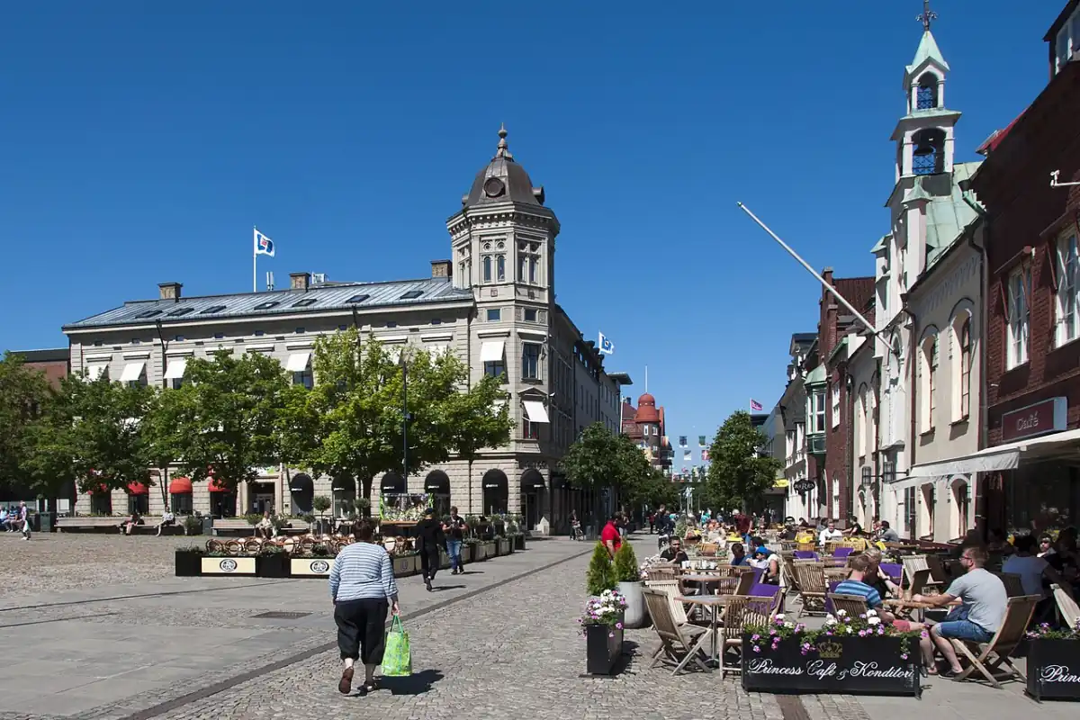 Torg i Skövde med uteserveringar och centrumbebyggelse