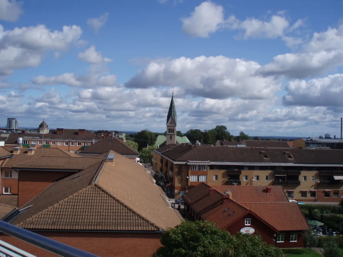 Takvy över Skövde med kyrktorn och stadskvarter