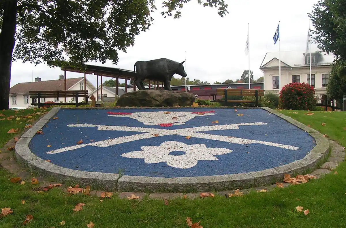 Skulptur i Svenljunga vid rondell och offentlig miljö