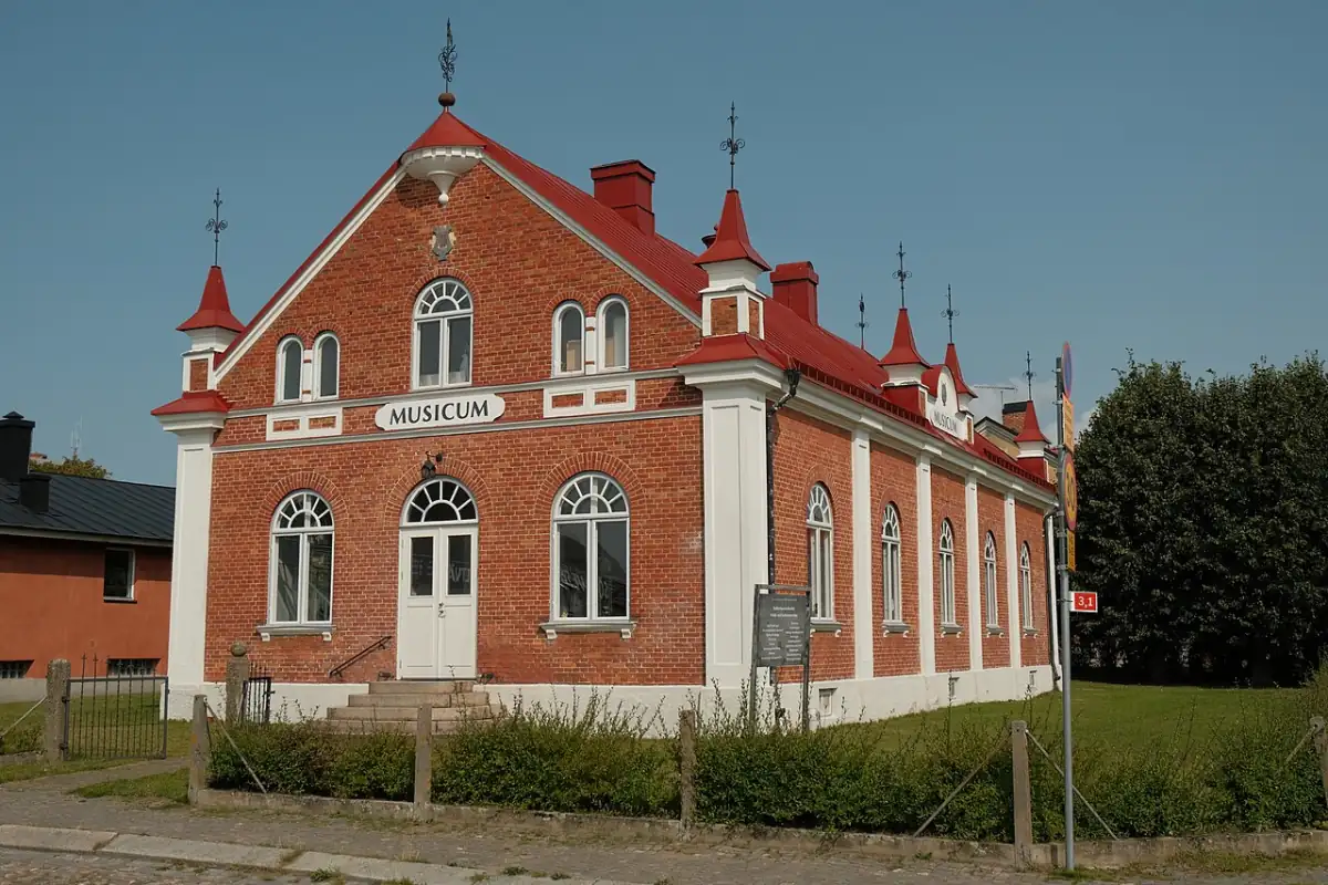 Äldre tegelbyggnad i Sölvesborg med musiksalsskylt