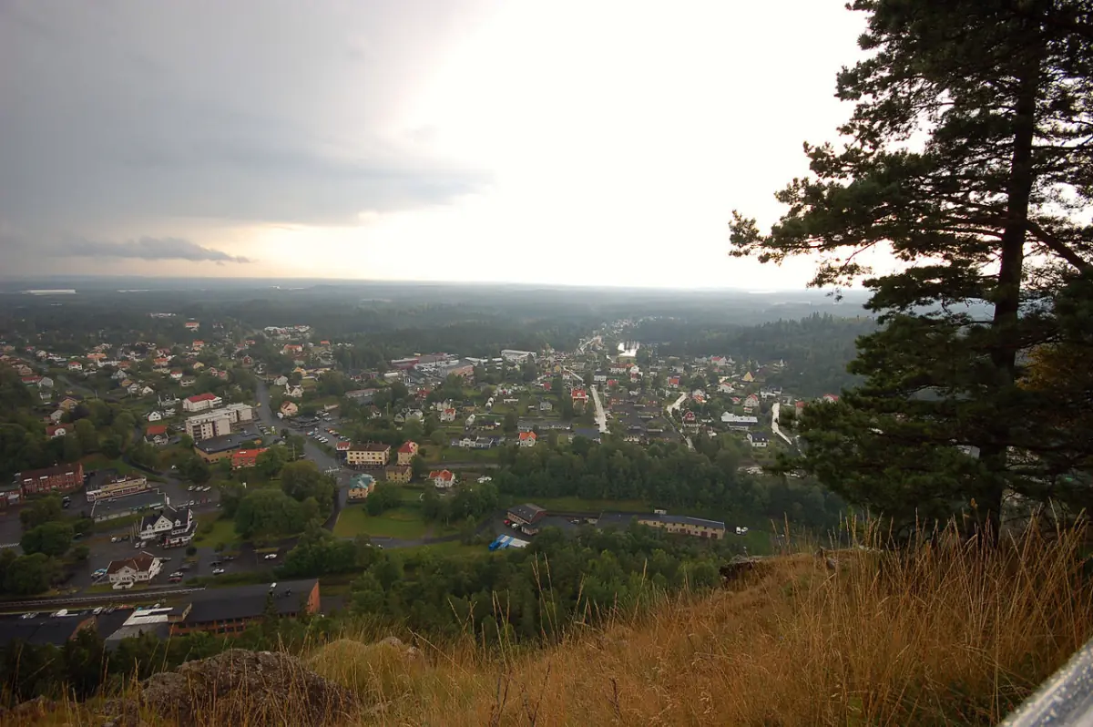 Utsikt över Taberg med bostäder och disig horisont