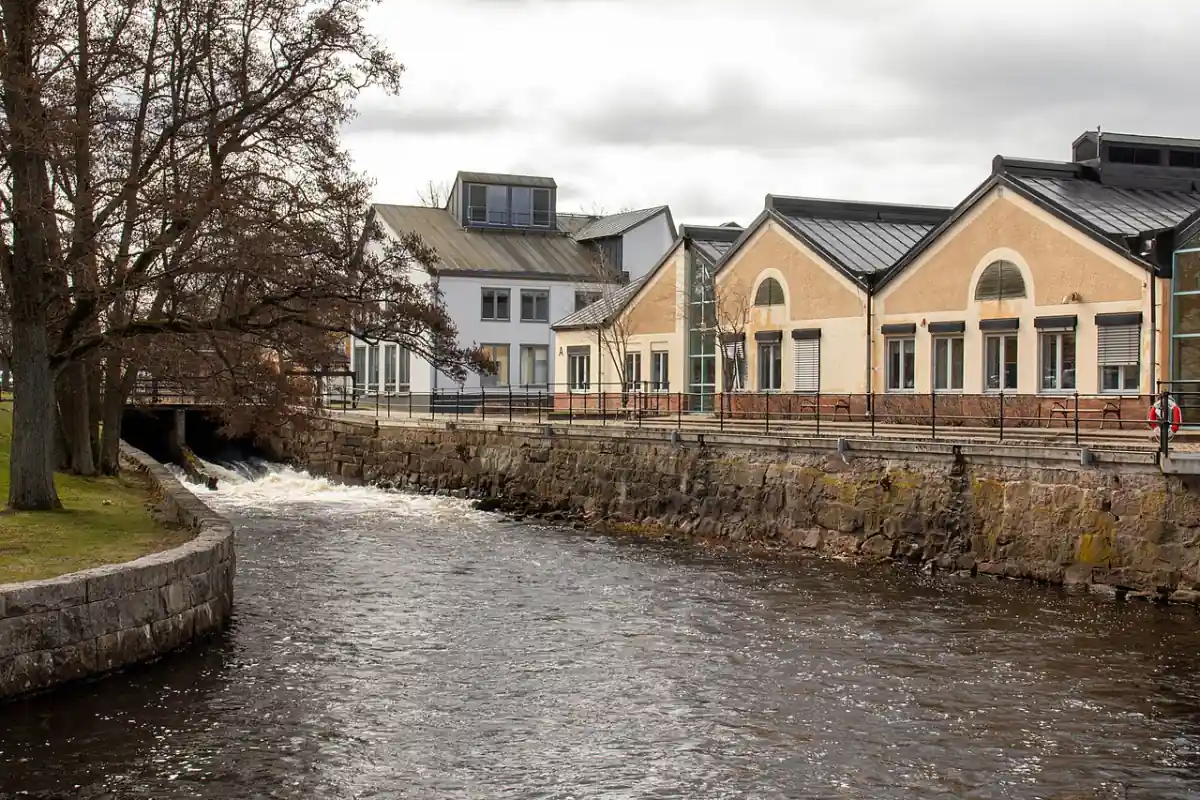 Å i Tidaholm längs byggnad och stenmur