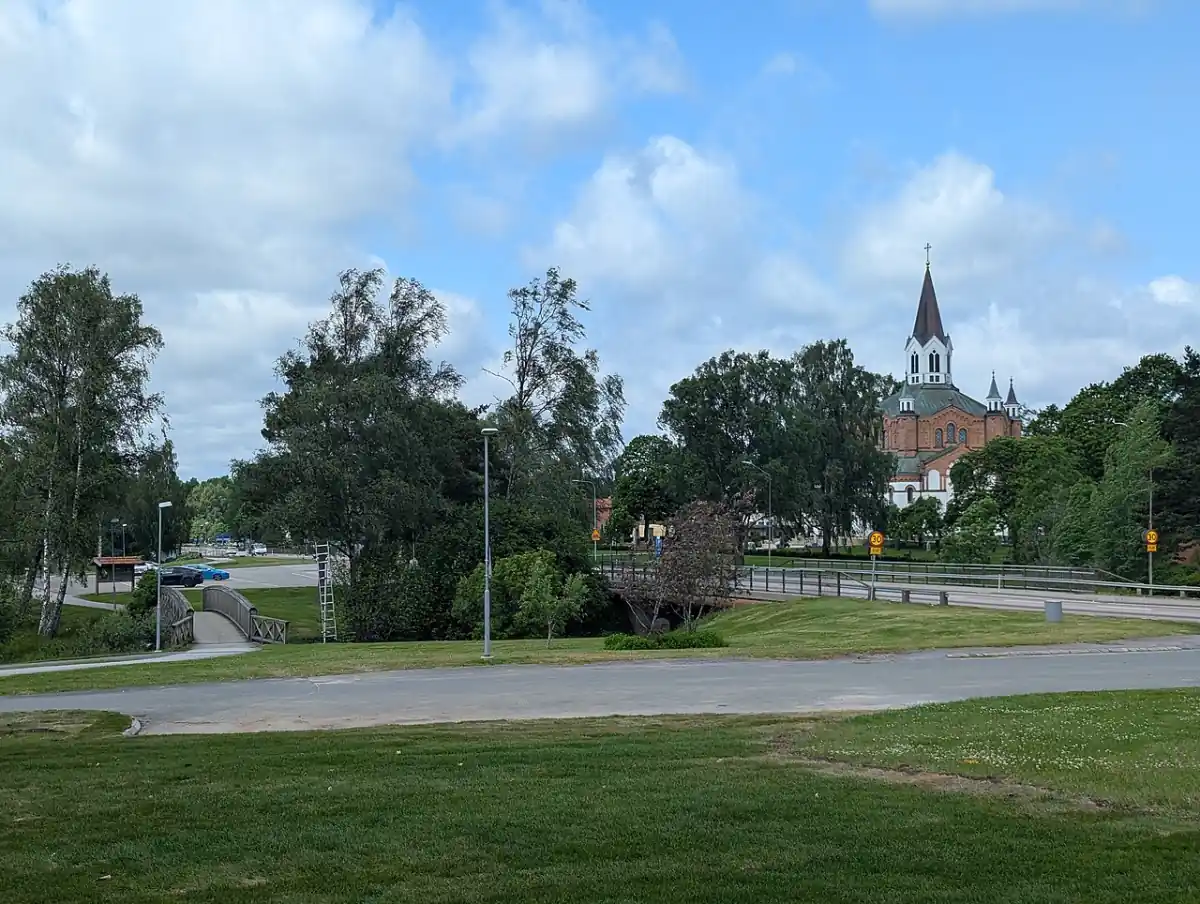 Grönområde i Tranemo med kyrka och väg