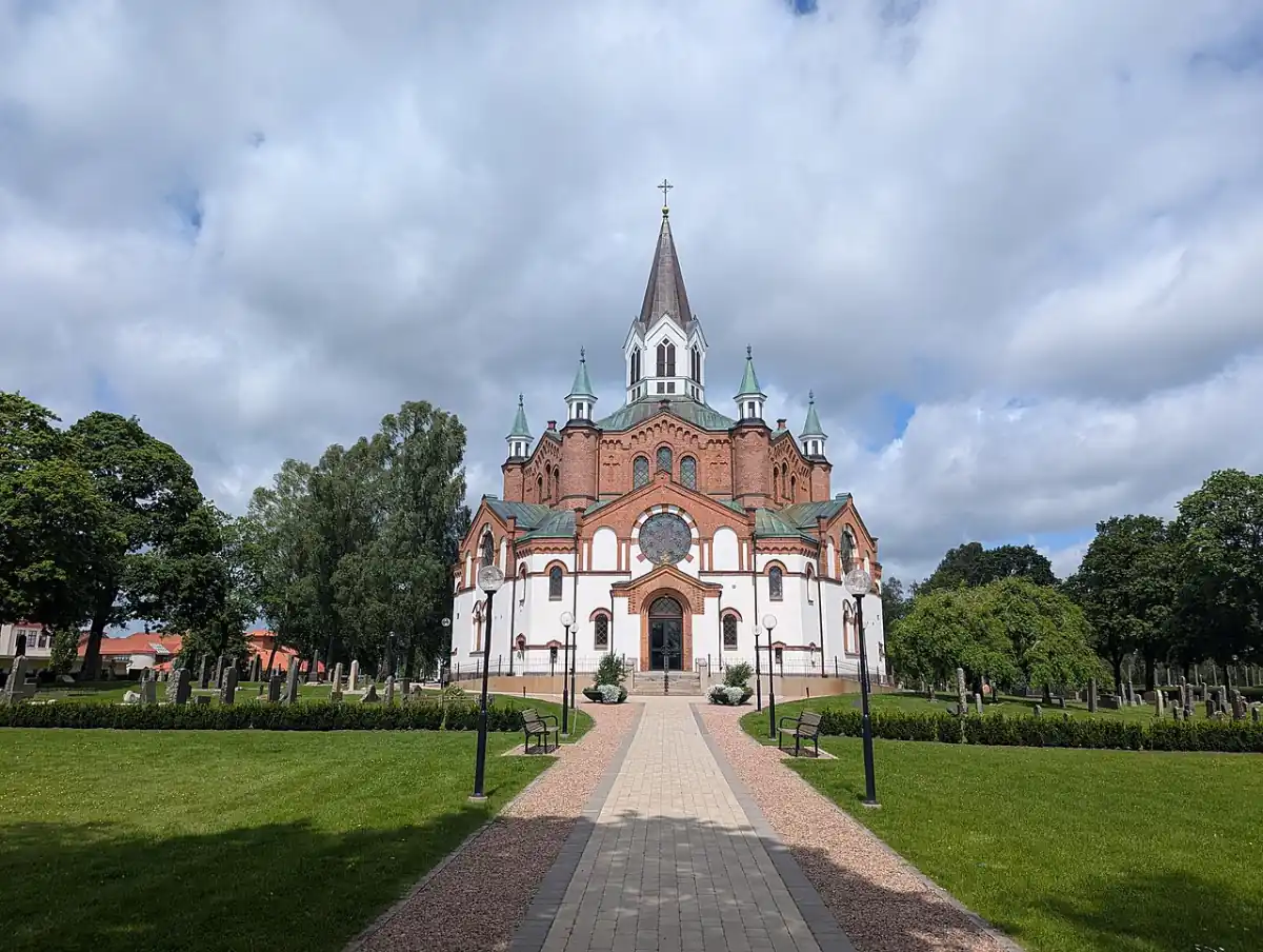 Kyrka i Tranemo med öppen gräsyta framför