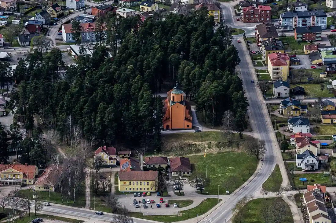 Flygvy över Tranås med kyrka och tätort