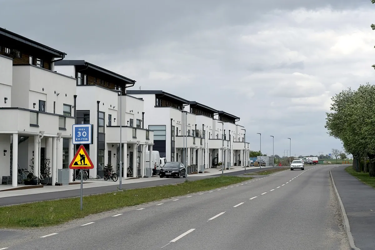 Nybyggda kvarter i Trelleborg längs bred gata