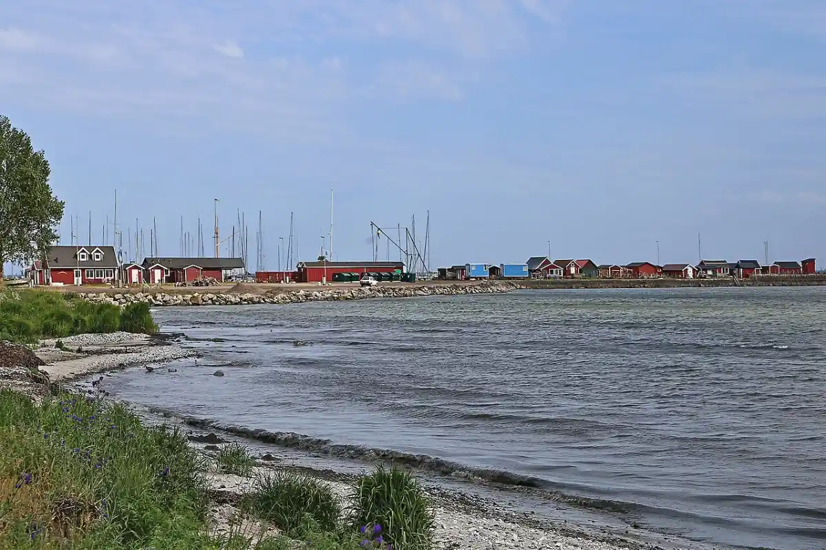 Kustlinje i Trelleborg med småbåtshamn och strand