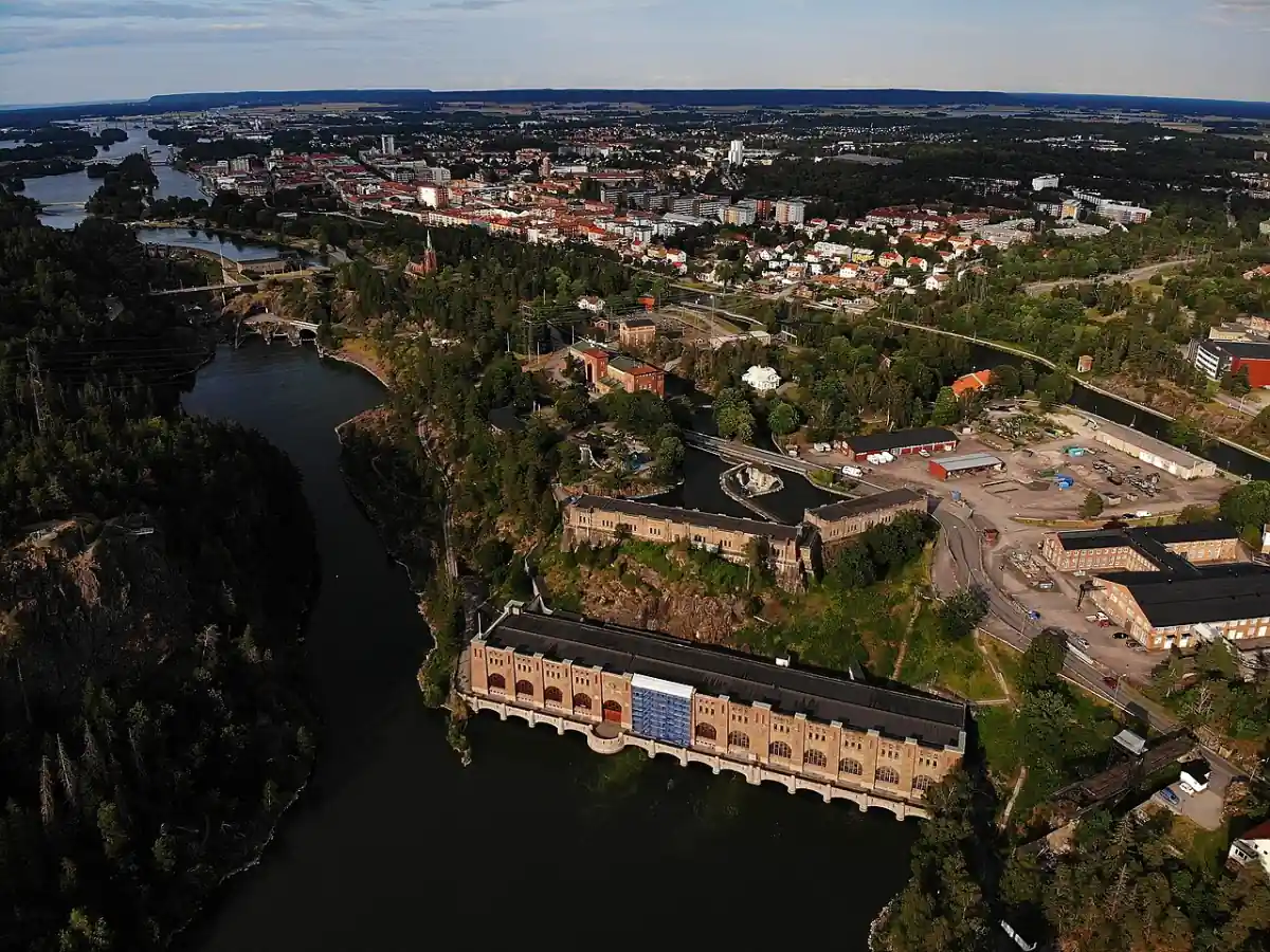Flygvy över Trollhättan med stad och vattenkanal