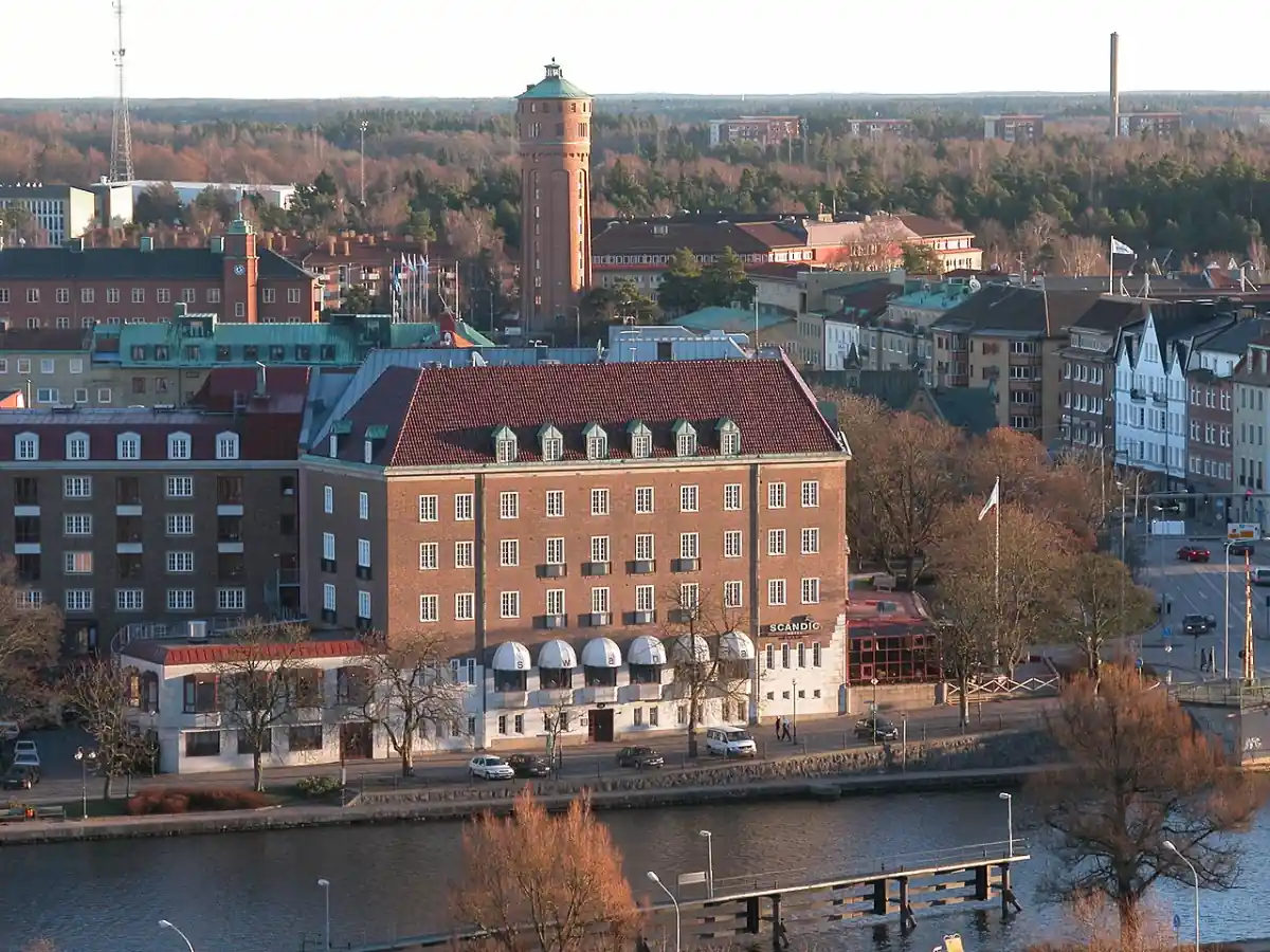 Stadskärna i Trollhättan med högt torn och vatten