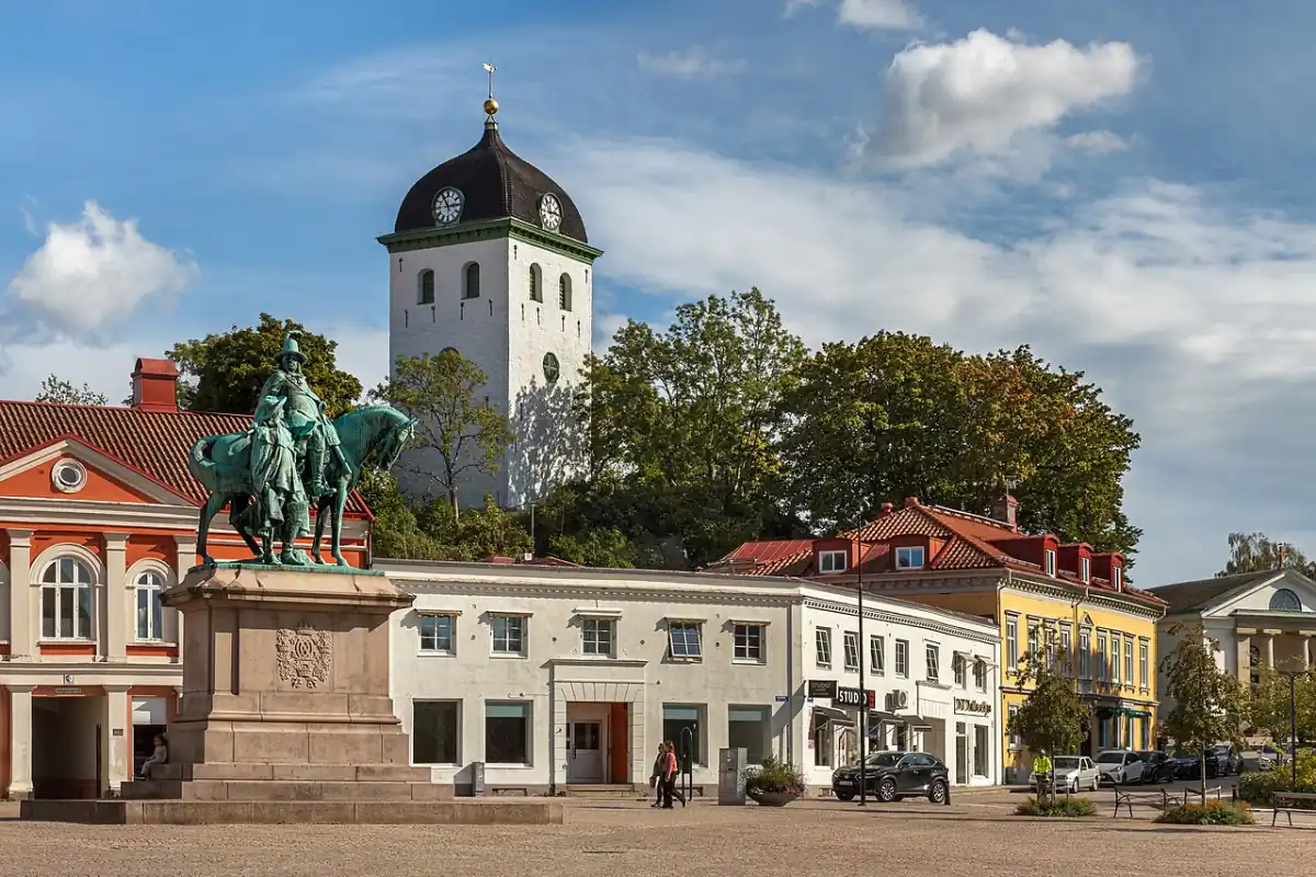 Torg i Uddevalla med ryttarstaty och kyrktorn