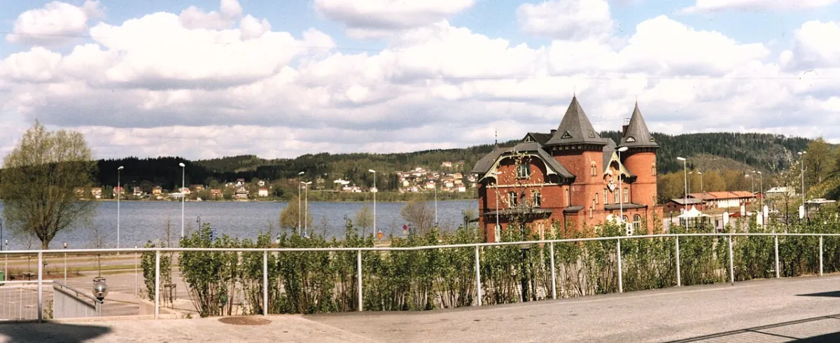 Sjoutsikt i Ulricehamn med villa och vatten