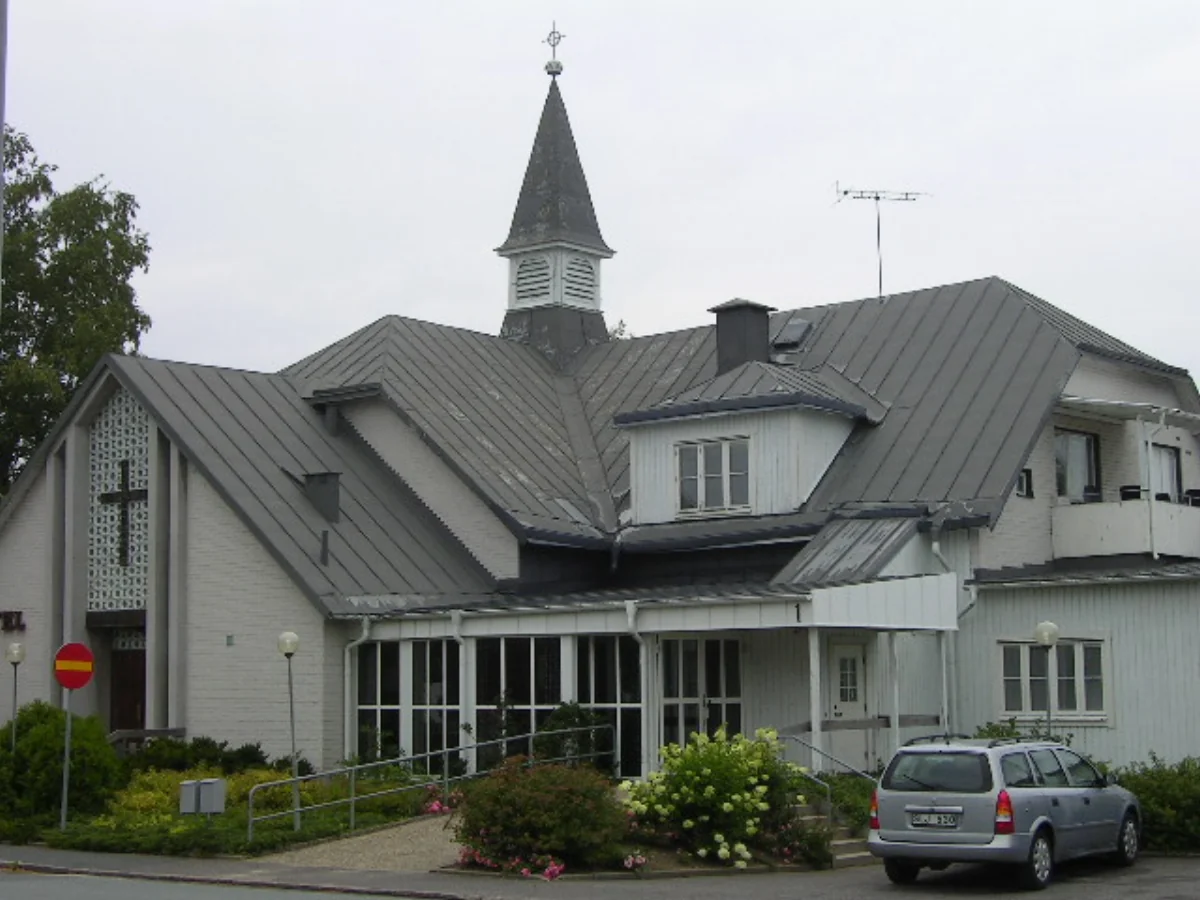 Församlingsbyggnad i Vaggeryd med spira och parkering