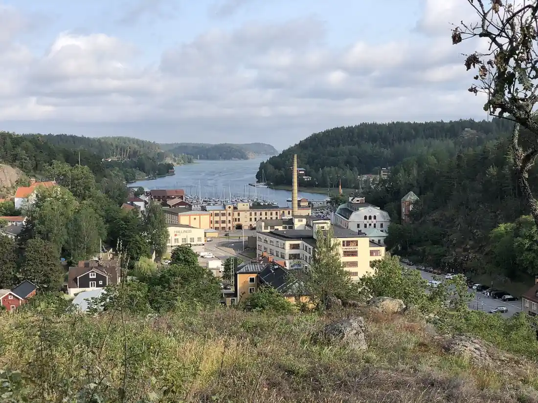 Utsikt över Valdemarsvik med bebyggelse och vik