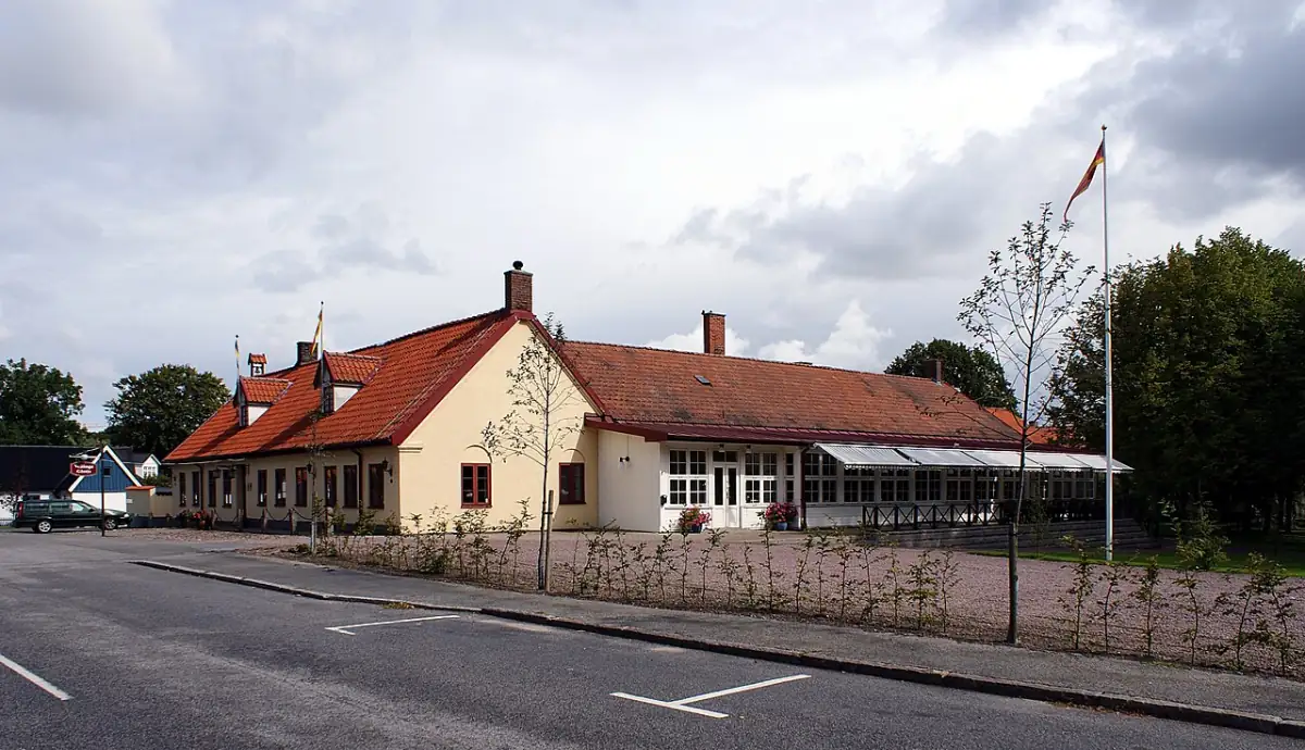 Låg byggnad i Vellinge längs bred gata