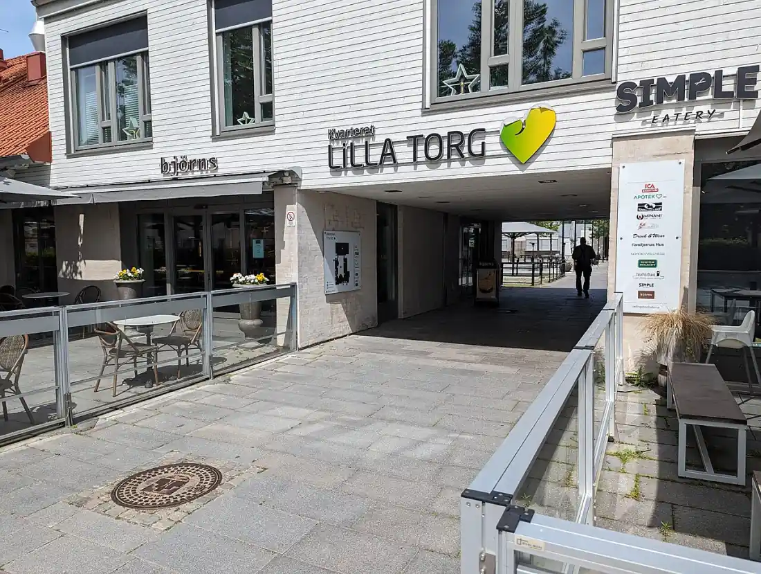 Entré i Vellinge med butiksskyltar och centrumläge