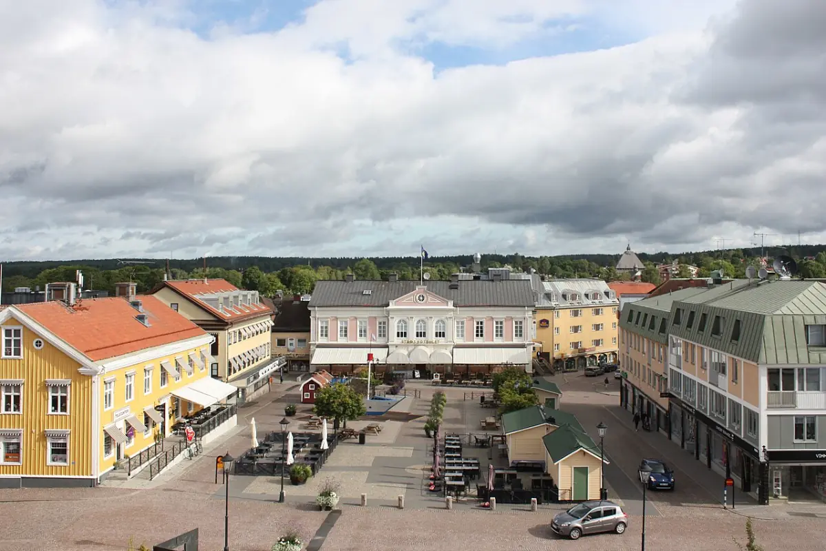 Översikt över centrala Vimmerby med torg och hus