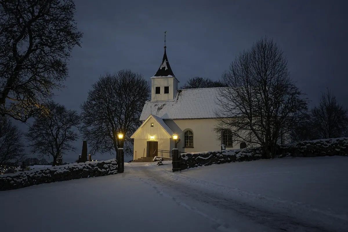 Kyrka i Vårgårda kvällstid med snö på marken
