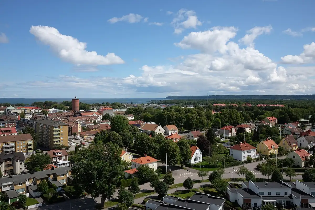 Utsikt över Vänersborg med takåsar och vatten i fjärran
