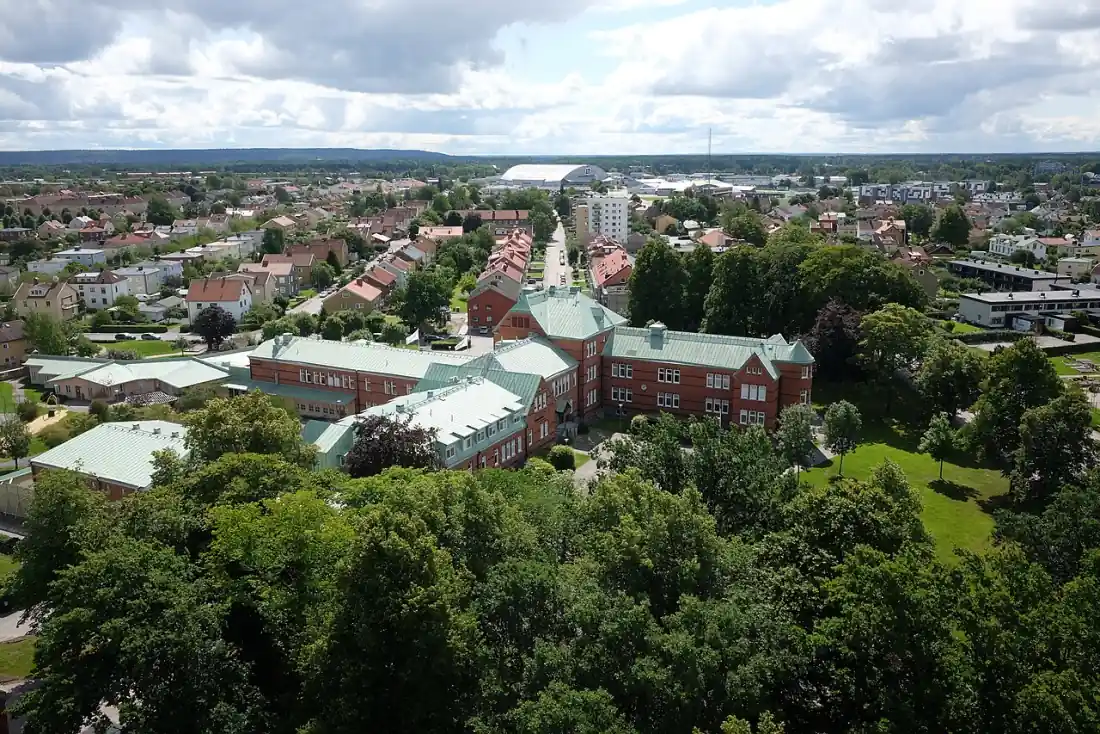 Flygvy över Vänersborg med kyrka och stadskvarter
