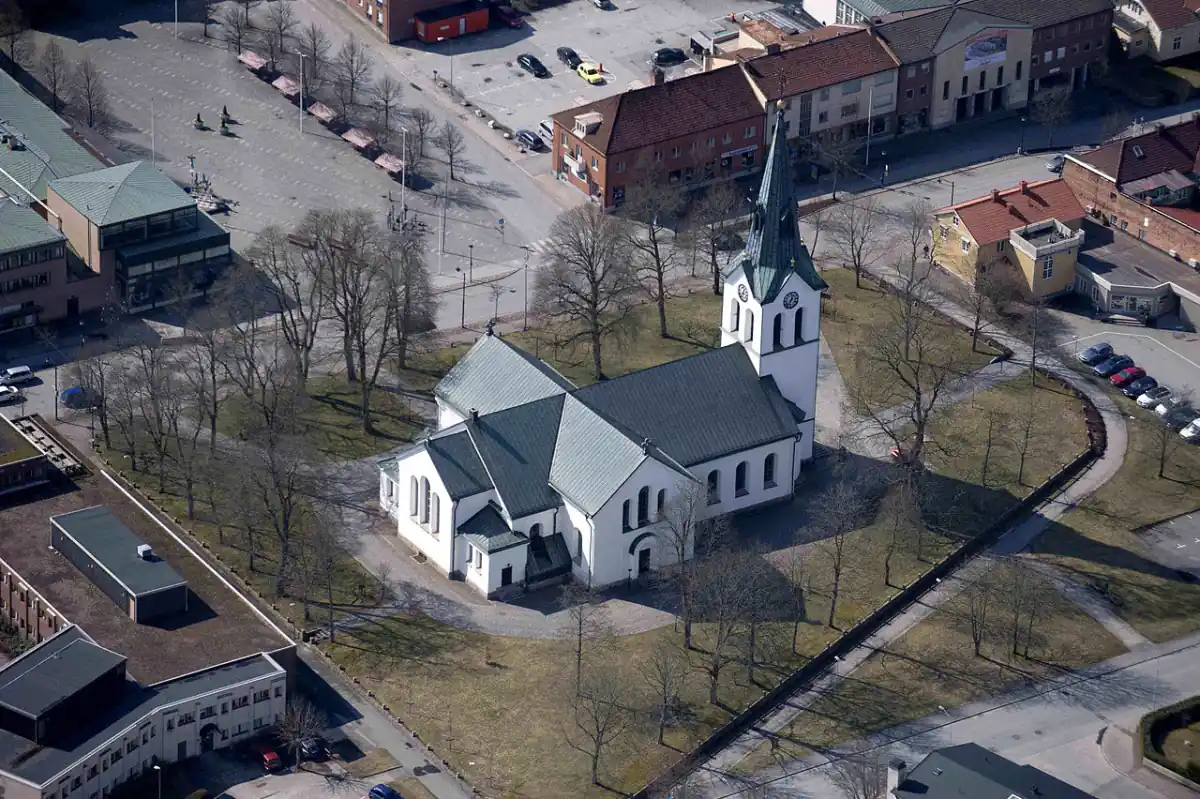 Flygvy över Värnamo med kyrka och stadsbebyggelse