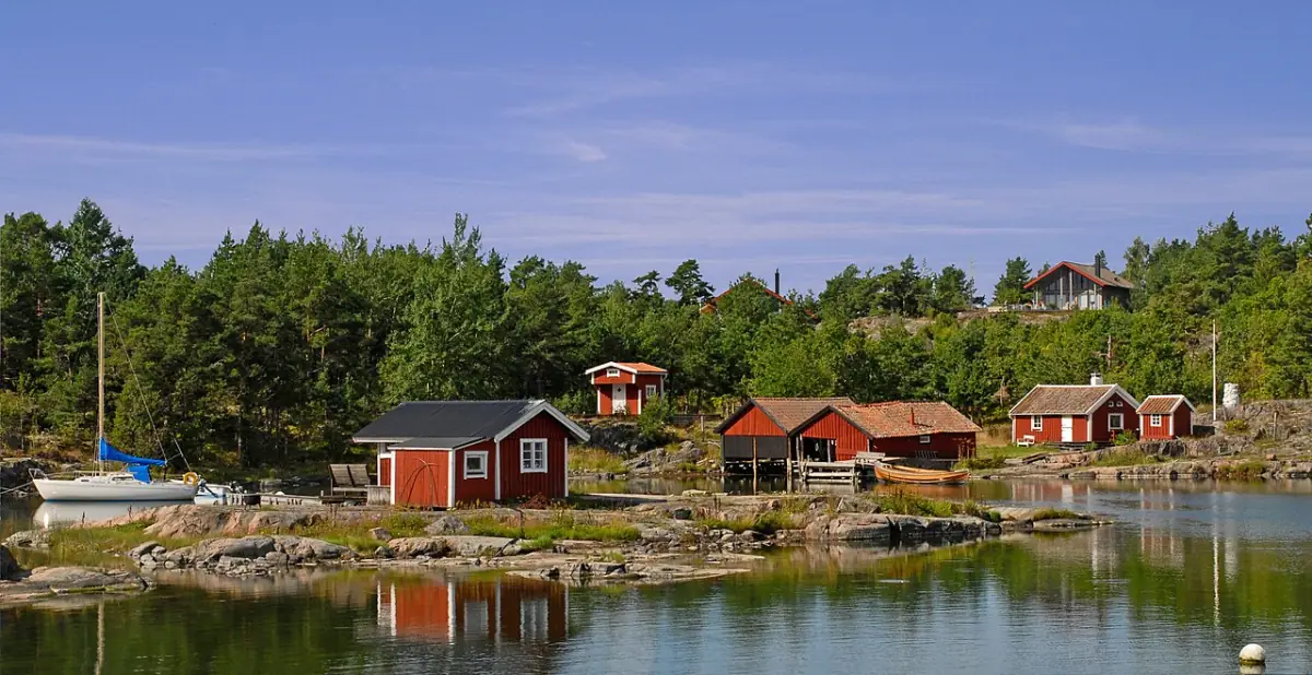 Vik i Västervik med röda sjöbodar och vatten