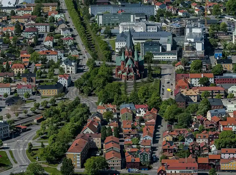 Flygvy över Västervik med kyrka och stadskvarter
