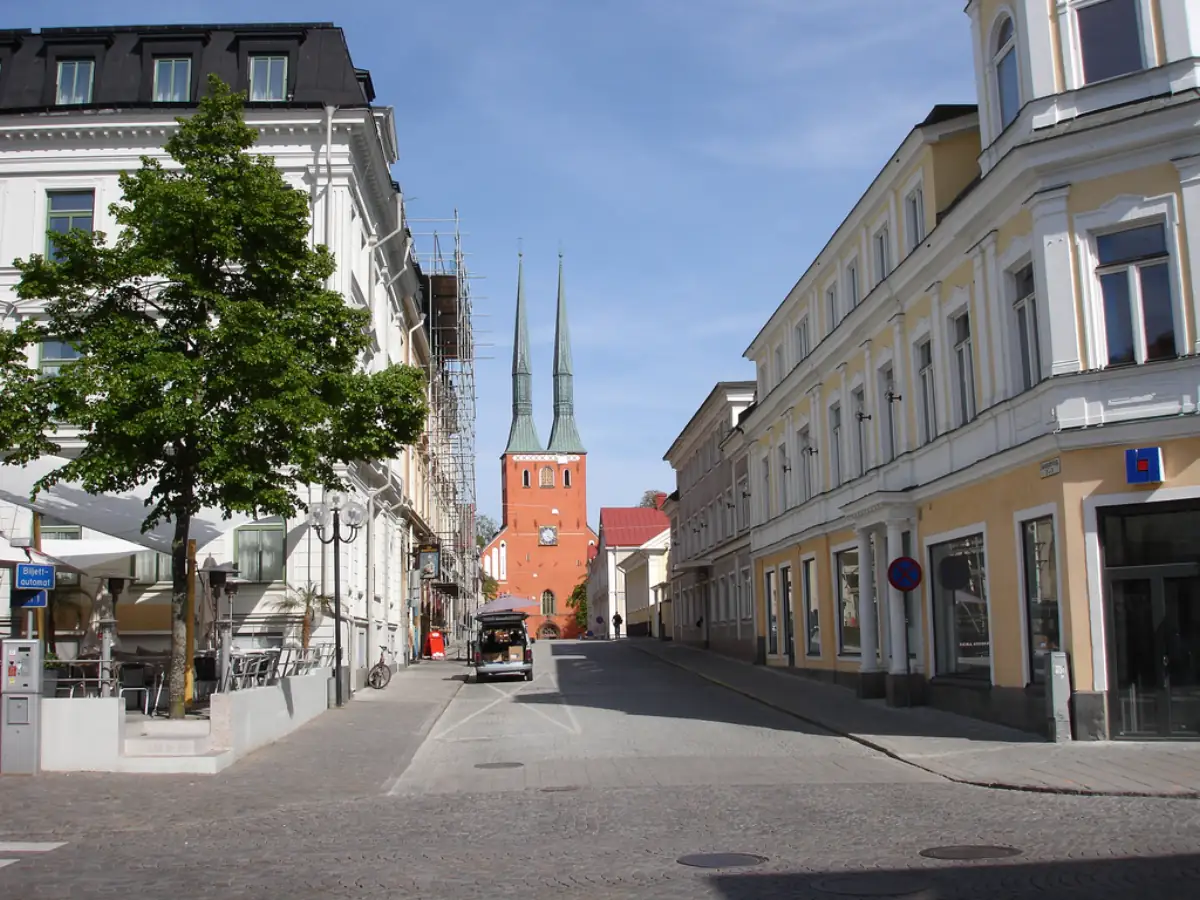 Stadsgata i Växjö med domkyrkan i fonden