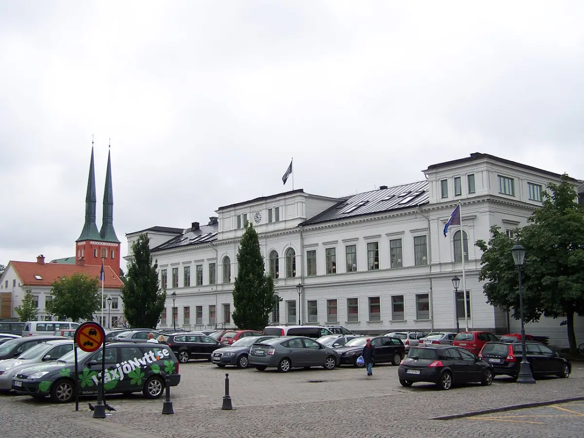 Torg i Växjö med ljus byggnad och kyrkspiror