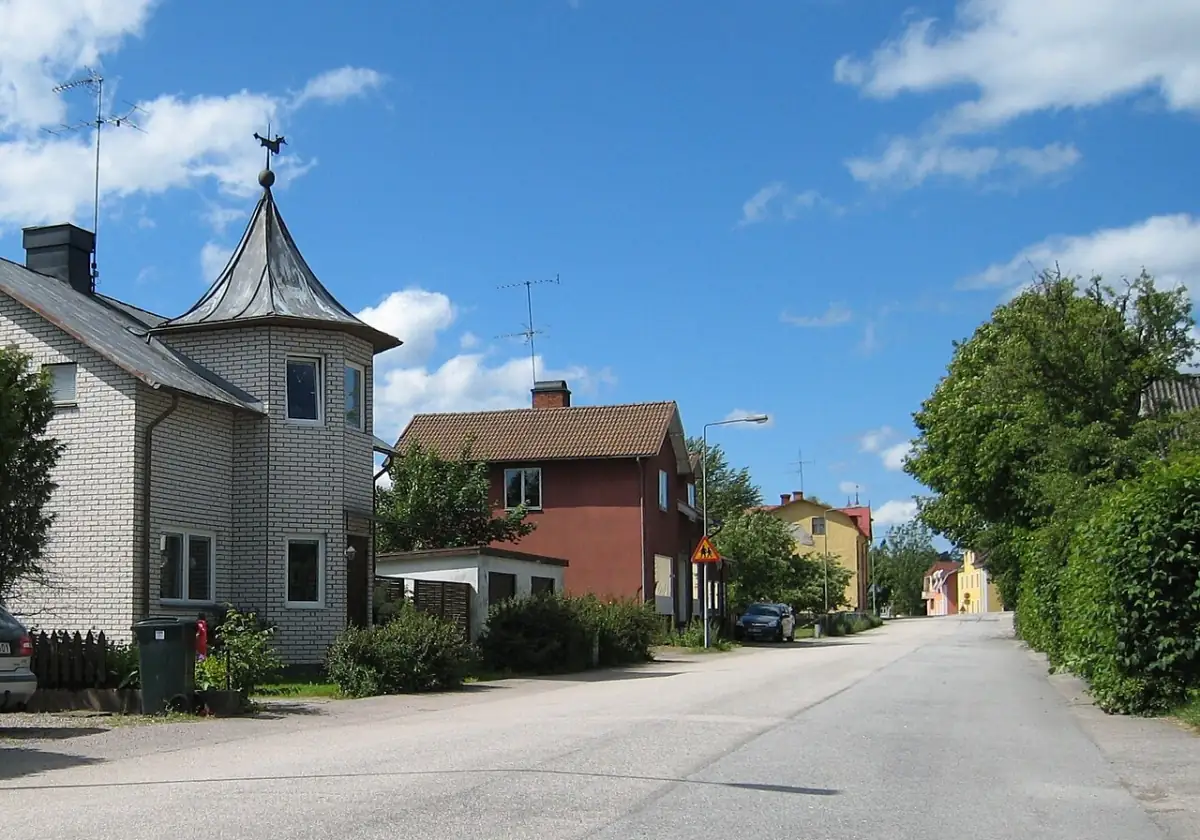 Villagata i Åseda med tornhus och blandad bebyggelse
