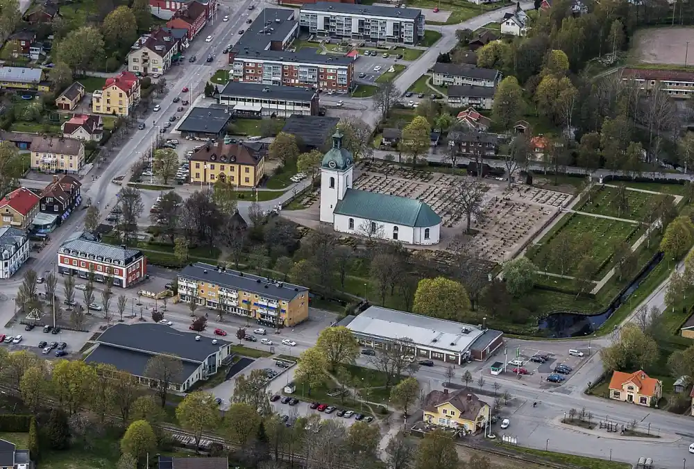 Flygvy över Åseda med kyrka och omgivande bebyggelse