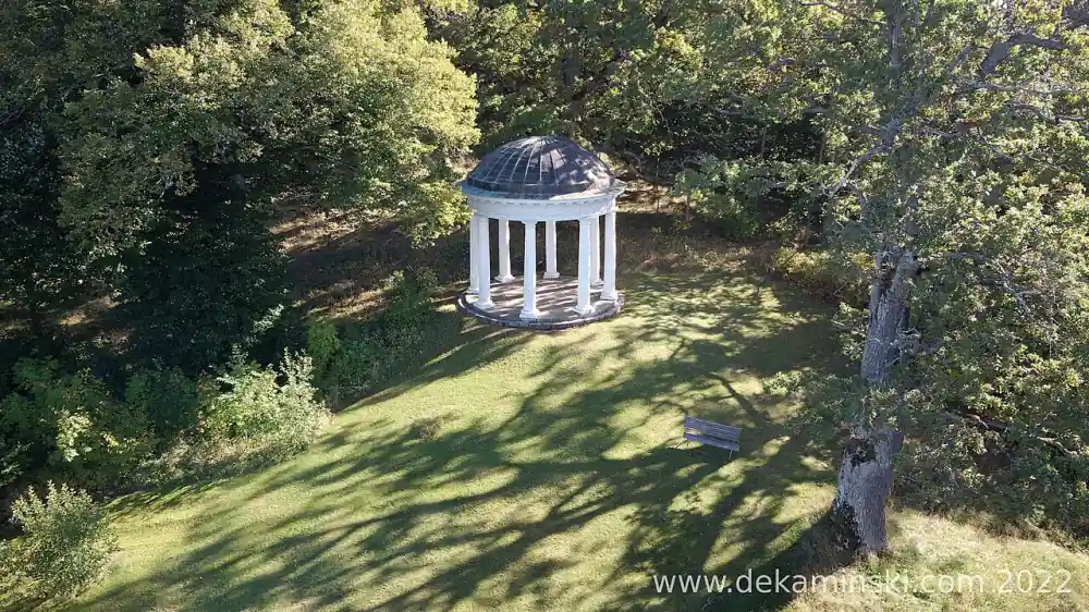 Paviljong i parkmiljö i Åtvidaberg med stora träd