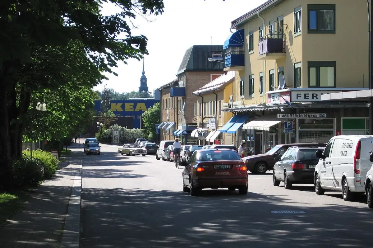 Centralt gatustråk i Älmhult med butiker och parkering