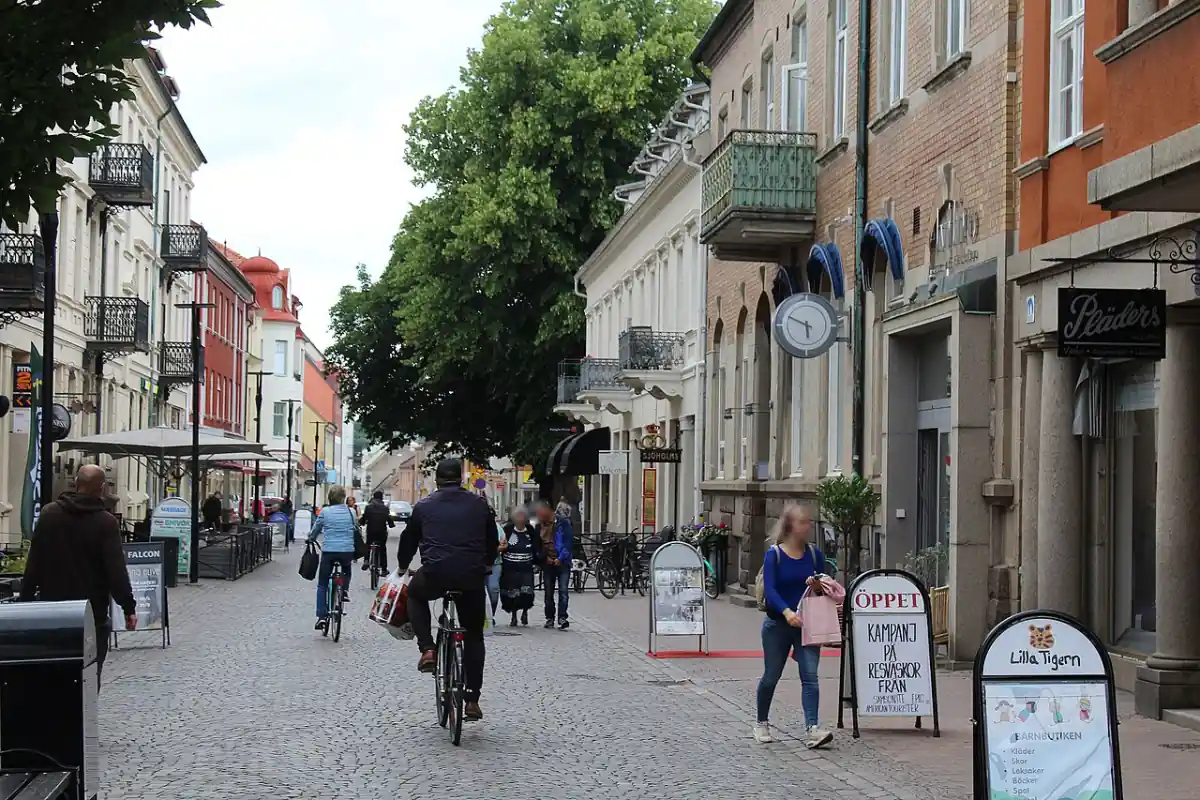 Gågata i Ängelholm med butiker cyklar och stadsliv